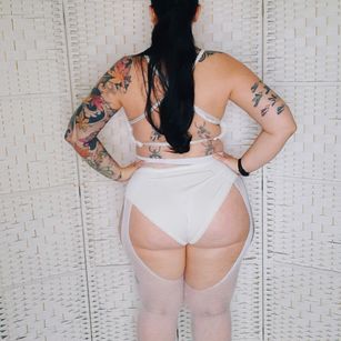 Model - Polly Luxe stockings