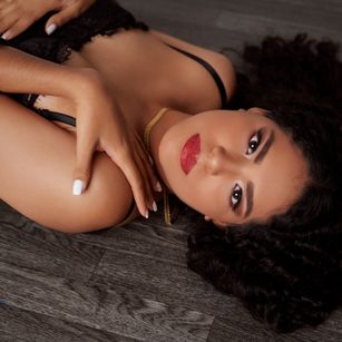 Model - LeslieGenesis charm