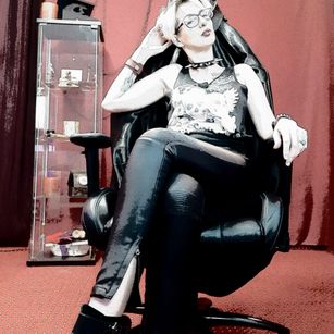 Model - The Erotic Priestess strapon