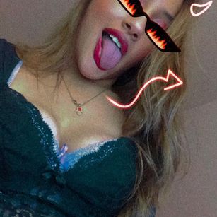 Model - Luna Evans dildo