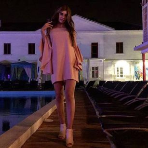 Model - Nika brunette