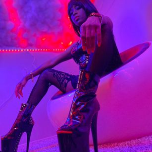 Model - Simone Savage femdom