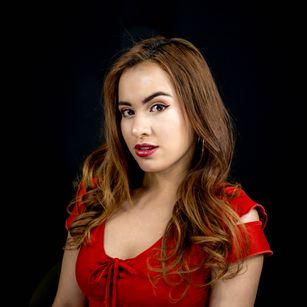 Model - Sara Peerson latina