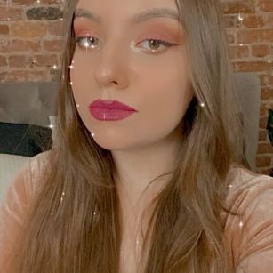 Model - Charlotta Apple curvy