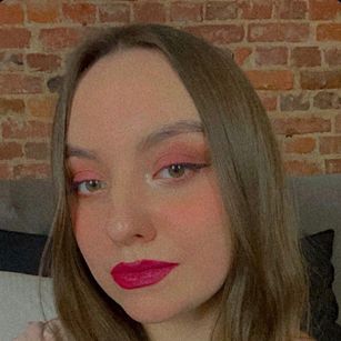 Model - Charlotta Apple curvy