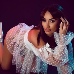 Model - AnnaKarev feet