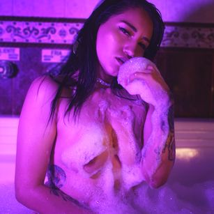 Model - JOLEE orgasm