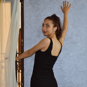 Model - Bella Vidalgo skinny