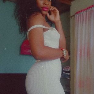 Model - Shania dedos