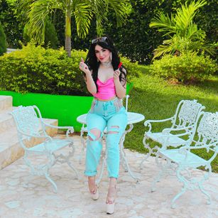 Model - EmilyPrada oil