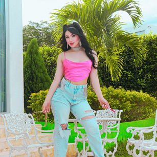 Model - EmilyPrada oil