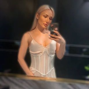 Model - closefriends1 strapon