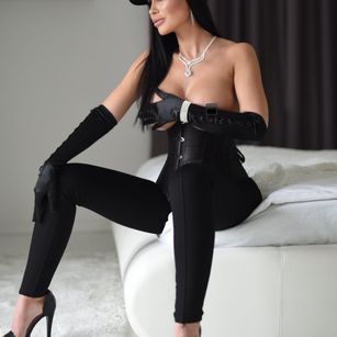 Model - ChloeNelson brunette