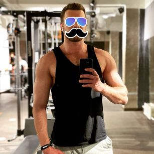 Model - Dick Master biceps