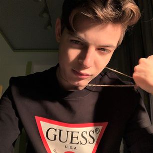 Model - HenryCush striptease