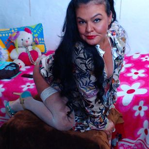 Model - roxanna latina