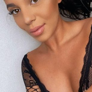 Model - AlyssaDawn feet