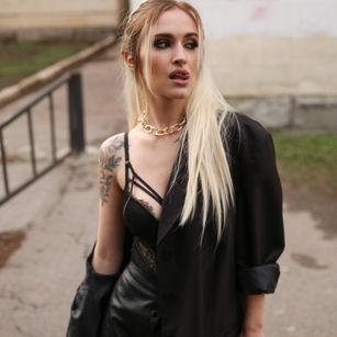 Model - Nicole pissing