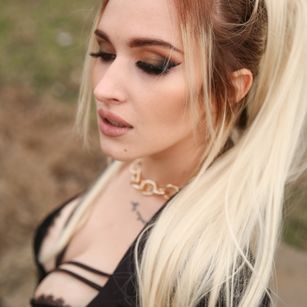 Model - Nicole fisting