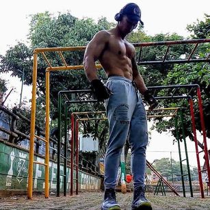 Model - CHESTER_ROUSE bodyoil