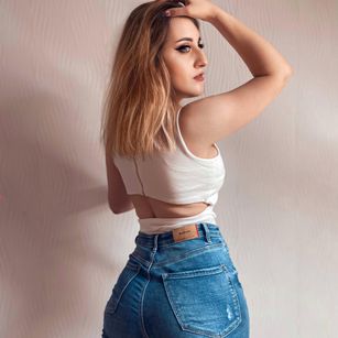 Model - EveRose Blonde