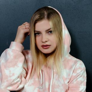 Model - BeatrixLove shaved