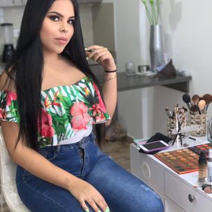 Model - Luna showtits