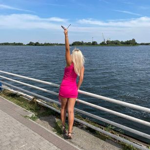 Model - PregnantBelly footfetish