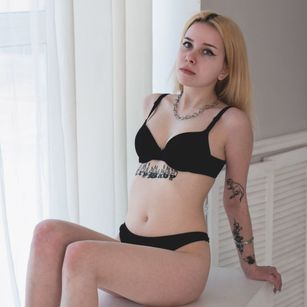 Model - Dina_young small