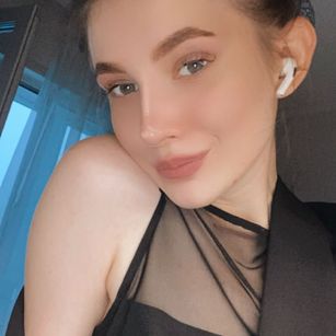 Model - Effie Grayy dildo