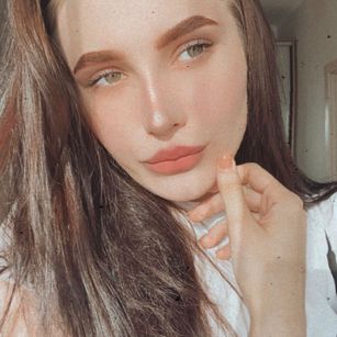 Model - Effie Grayy heels