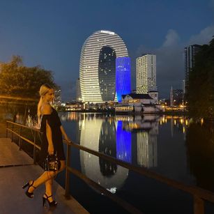 Model - AppleBrandy young