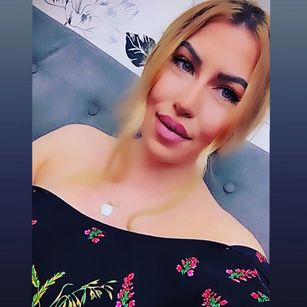 Model - SkylerWhite petite