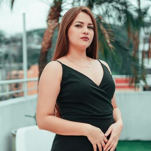 Model - KarinaSousa dildo