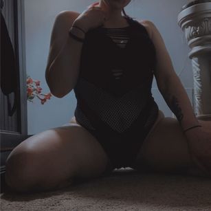 Model - cheeks4checks Blonde