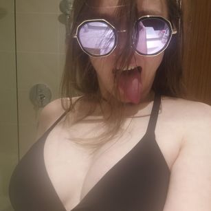 Model - Saffi shower