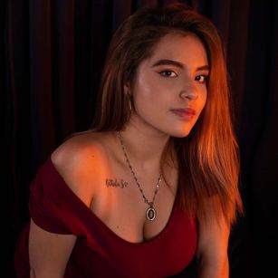 Model - Juliana curvy