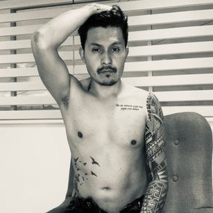 Model - M3L0C0T0N dedos