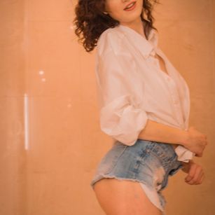 Model - Lola Lotus sexytoes