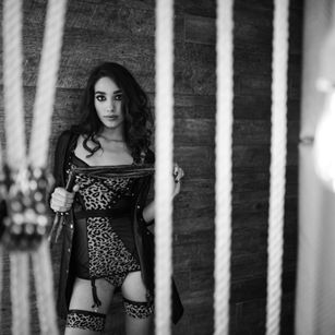 Model - AlmaBridge pantyhose