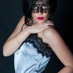 Model - Luna Rival striptease