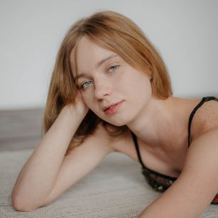 Model - EllyMur feet