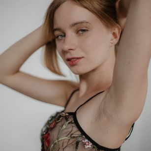 Model - EllyMur feet