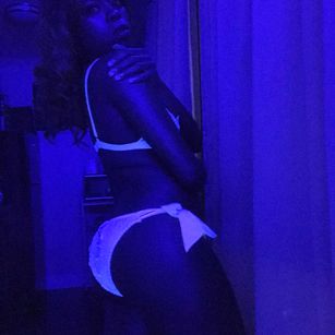 Model - Simone Savage footworship