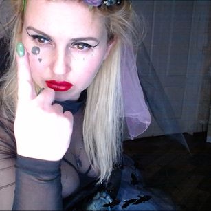 Model - Monro blowjob