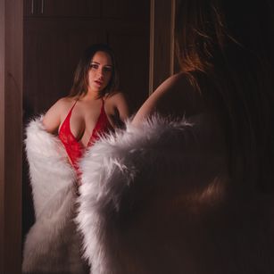 Model - Dulce Murphy shaved