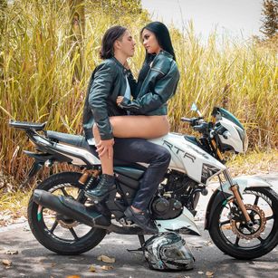 Model - Traviss footjob