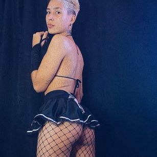 Model - Wendy Hills cum