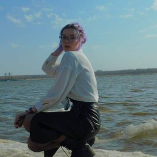 Model - marigold cum