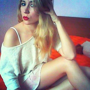 Model - Adelli nails